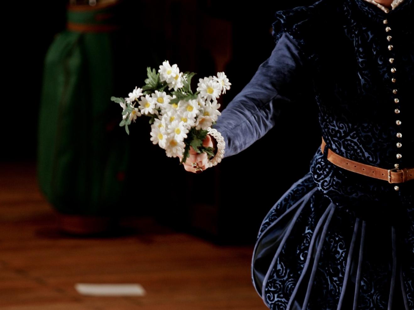 Eine Hand hält einen Blumenstrauß mit weißen Blumen